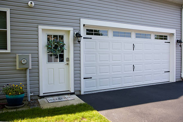 24/7 Emergency Garage Door Panel Replacement experts in Devine, TX